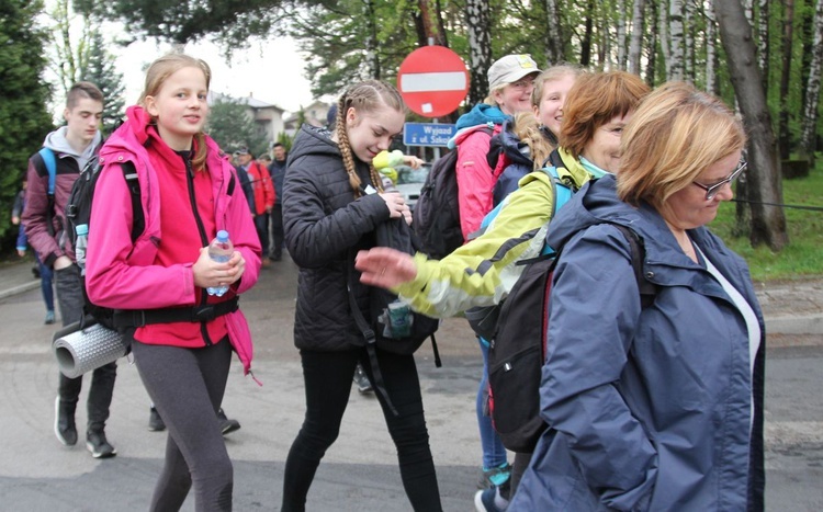 W drodze z Kęt-Podlesia - grupy św. Matki Teresy, św. Maksymiliana i św. Brata Alberta - 2019