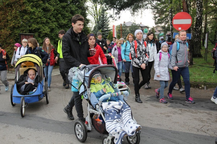 W drodze z Kęt-Podlesia - grupy św. Matki Teresy, św. Maksymiliana i św. Brata Alberta - 2019