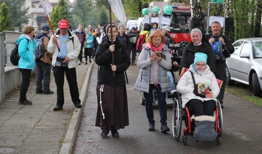 W drodze z Kęt-Podlesia - grupy św. Matki Teresy, św. Maksymiliana i św. Brata Alberta - 2019