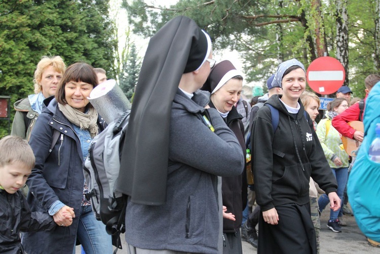 W drodze z Kęt-Podlesia - grupy św. Matki Teresy, św. Maksymiliana i św. Brata Alberta - 2019