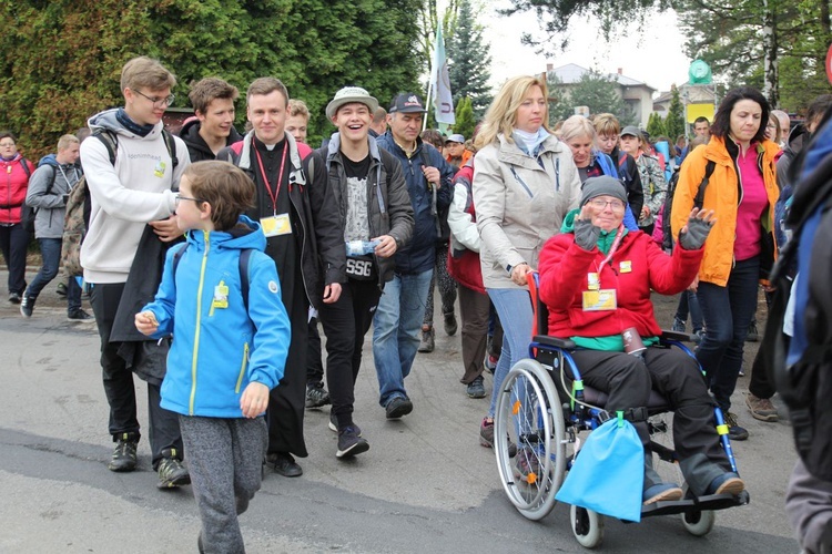 W drodze z Kęt-Podlesia - grupy św. Matki Teresy, św. Maksymiliana i św. Brata Alberta - 2019