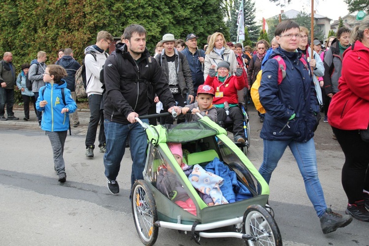 W drodze z Kęt-Podlesia - grupy św. Matki Teresy, św. Maksymiliana i św. Brata Alberta - 2019