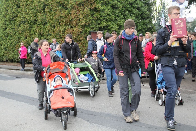 W drodze z Kęt-Podlesia - grupy św. Matki Teresy, św. Maksymiliana i św. Brata Alberta - 2019