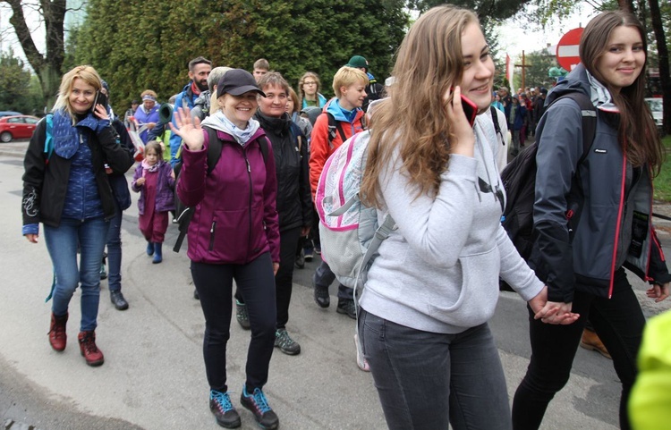 W drodze z Kęt-Podlesia - grupy św. Matki Teresy, św. Maksymiliana i św. Brata Alberta - 2019