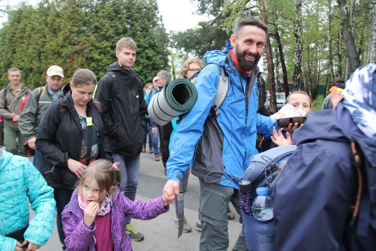 W drodze z Kęt-Podlesia - grupy św. Matki Teresy, św. Maksymiliana i św. Brata Alberta - 2019