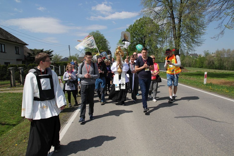 Adoracja Jezusa w drodze z Wieprza do Tomic - grupa bł. ks. M. Sopoćki