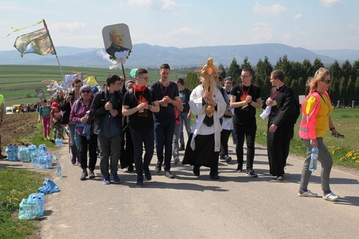 Adoracja Jezusa w drodze z Wieprza do Tomic - grupa bł. ks. M. Sopoćki
