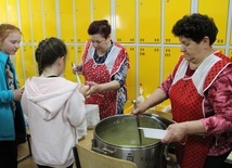 Gospodynie z Wieprza goszczą pątników w miejscowej szkole.