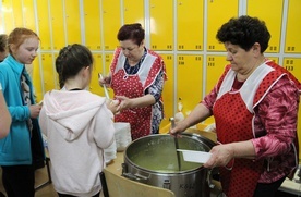 Gospodynie z Wieprza goszczą pątników w miejscowej szkole.