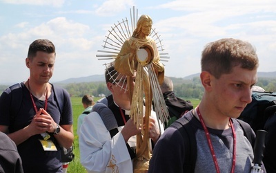 Adoracja Jezusa w Najświętszym Sakramnecie w drodze do Tomic.