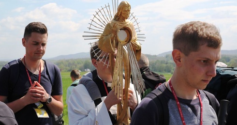 Adoracja Jezusa w Najświętszym Sakramnecie w drodze do Tomic.