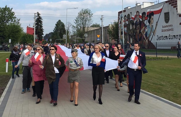 Ulicami Skierniewic poniesiono 300-metrową flagę.