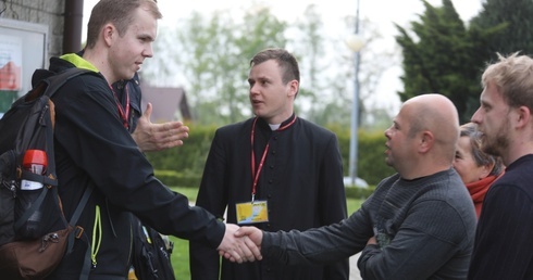 Parafianie witali pątników i zapraszali do swoich domów.