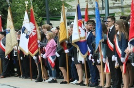 Poczty sztandarowe wielu szkół i organizacji obecne były podczas 3-majowych uroczystości.