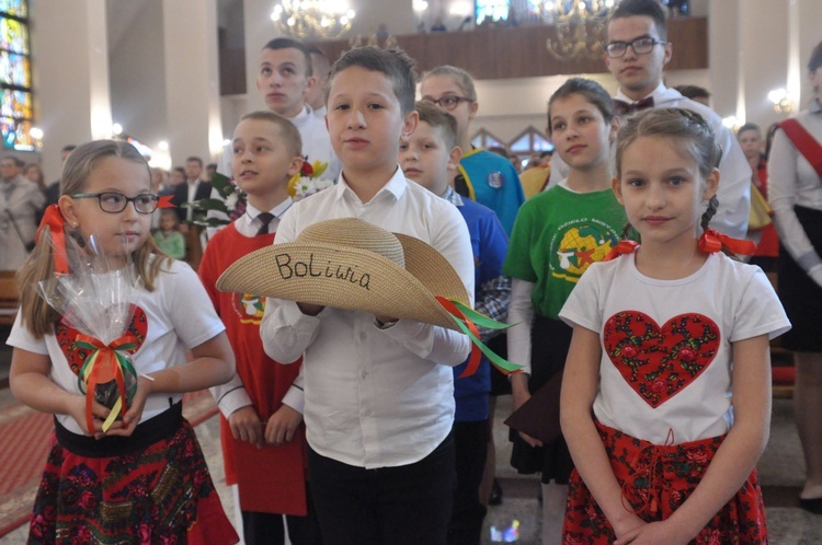 Dzieci i młodzież składają życzenia nowemu misjonarzowi.