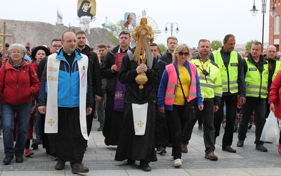 Najświętszy Sakrament na czele pielgrzymów, którzy uczestniczyli w siódmej pielgrzymce diecezji bielsko-żywieckiej z Bielska-Białej do Łagiewnik.