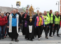 Najświętszy Sakrament na czele pielgrzymów, którzy uczestniczyli w siódmej pielgrzymce diecezji bielsko-żywieckiej z Bielska-Białej do Łagiewnik.