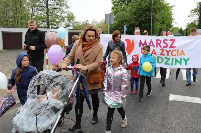 "Tak" dla życia i rodziny - kolorowy marsz w Pszczynie