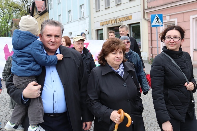 "Tak" dla życia i rodziny - kolorowy marsz w Pszczynie