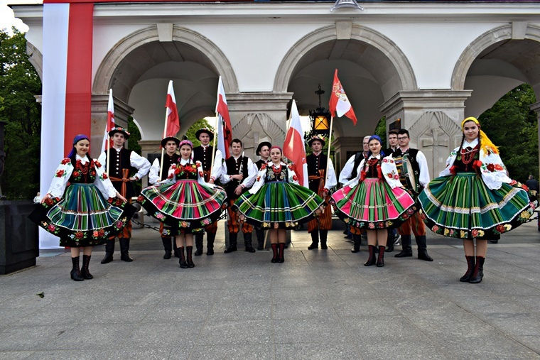 „Blichowiacy” zaprezentowali folklor łowicki oraz zamanifestowali miłość do ojczyzny.