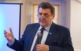 Profesor Zbigniew Krysiak jest ekonomistą, wykładowcą w Szkole Głównej Handlowej w Warszawie.