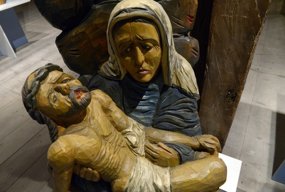 Pietà - rzeźba w drewnie, dzieło Jerzego Krześniaka.