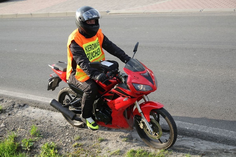 Tata, syn i córka - rodzina pielgrzymkowych pilotów na motocyklach