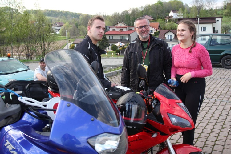 Tata, syn i córka - rodzina pielgrzymkowych pilotów na motocyklach