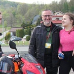 Tata, syn i córka - rodzina pielgrzymkowych pilotów na motocyklach