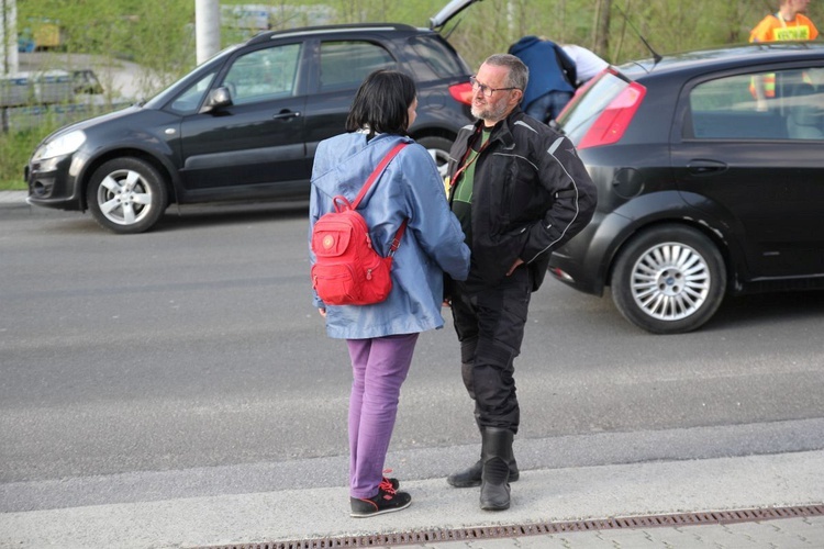 Tata, syn i córka - rodzina pielgrzymkowych pilotów na motocyklach