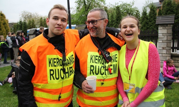 Rodzina Niemców z Kóz - tata, syn i córka w roli pilotów na tegorocznej pielgrzymce łagiewnickiej.