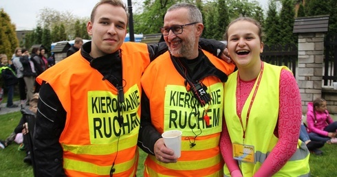 Rodzina Niemców z Kóz - tata, syn i córka w roli pilotów na tegorocznej pielgrzymce łagiewnickiej.