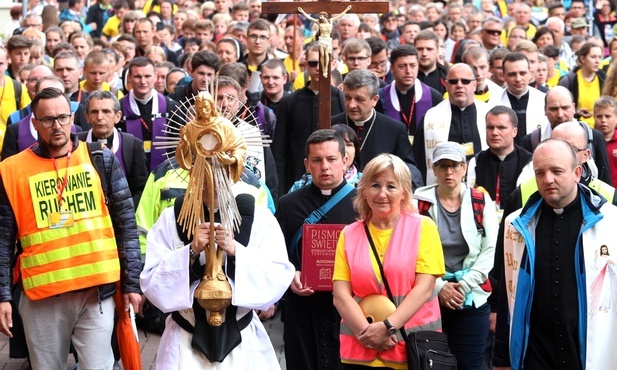 Do św. Faustyny przyszli za Najświętszym Sakramentem. Tym razem monstrancję niósł ks. Jakub Kuliński