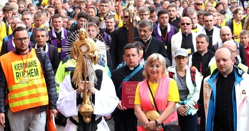 Do św. Faustyny przyszli za Najświętszym Sakramentem. Tym razem monstrancję niósł ks. Jakub Kuliński