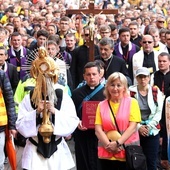 Do św. Faustyny przyszli za Najświętszym Sakramentem. Tym razem monstrancję niósł ks. Jakub Kuliński