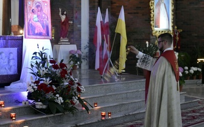 Ks. Artur w czasie okadzenia ikony i ołtarza.