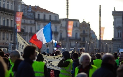 Francuski biskup w żółtej kamizelce