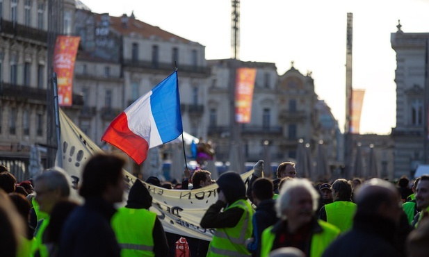 Francuski biskup w żółtej kamizelce