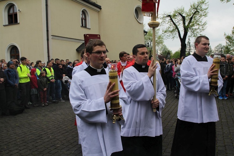 Pielgrzymi w sutannach w drodze do Łagiewnik - 2019