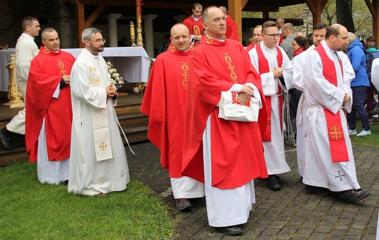 Pielgrzymi w sutannach w drodze do Łagiewnik - 2019