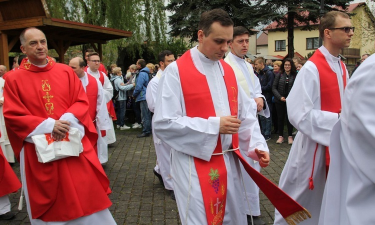 Pielgrzymi w sutannach w drodze do Łagiewnik - 2019