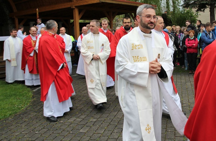 Pielgrzymi w sutannach w drodze do Łagiewnik - 2019