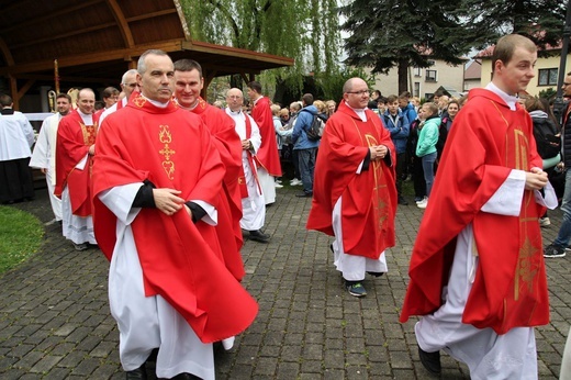 Pielgrzymi w sutannach w drodze do Łagiewnik - 2019