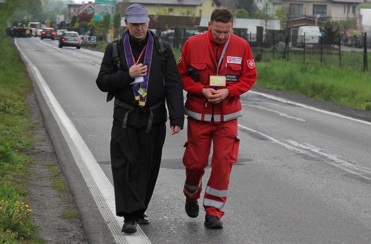 Pielgrzymi w sutannach w drodze do Łagiewnik - 2019