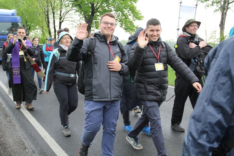 Pielgrzymi w sutannach w drodze do Łagiewnik - 2019