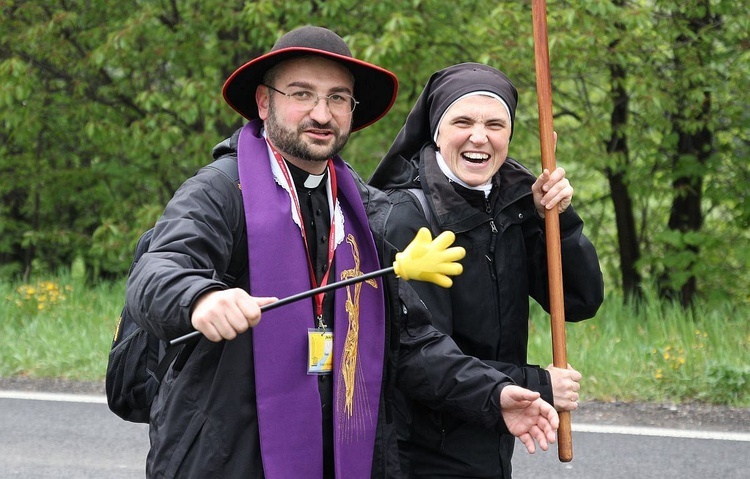 Pielgrzymi w sutannach w drodze do Łagiewnik - 2019