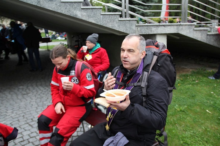 Pielgrzymi w sutannach w drodze do Łagiewnik - 2019