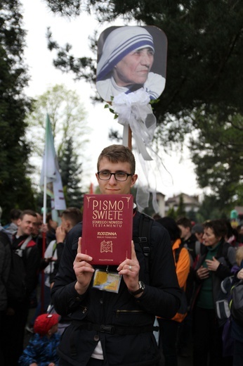 Pielgrzymi w sutannach w drodze do Łagiewnik - 2019