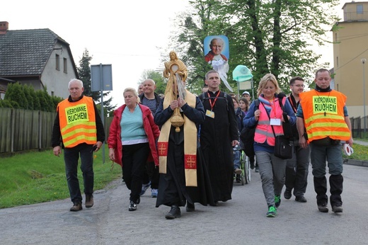 Pielgrzymi w sutannach w drodze do Łagiewnik - 2019