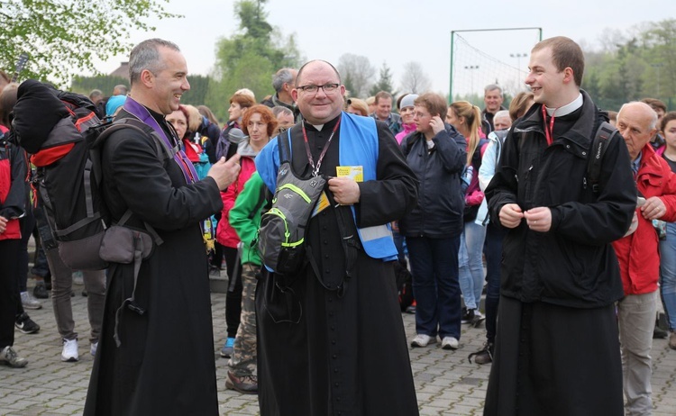 Pielgrzymi w sutannach w drodze do Łagiewnik - 2019